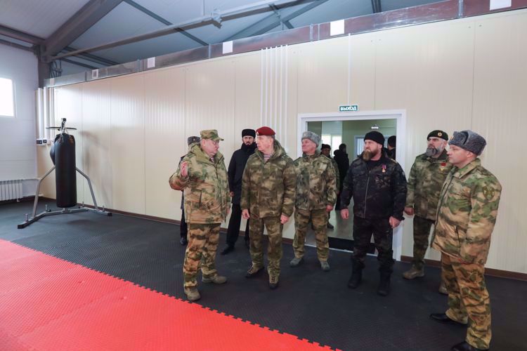 El director de la Rosguardia general del ejército Víktor Zólotov inauguró el conjunto de los edificios para los empleados de la institución en la ciudad de Grozny