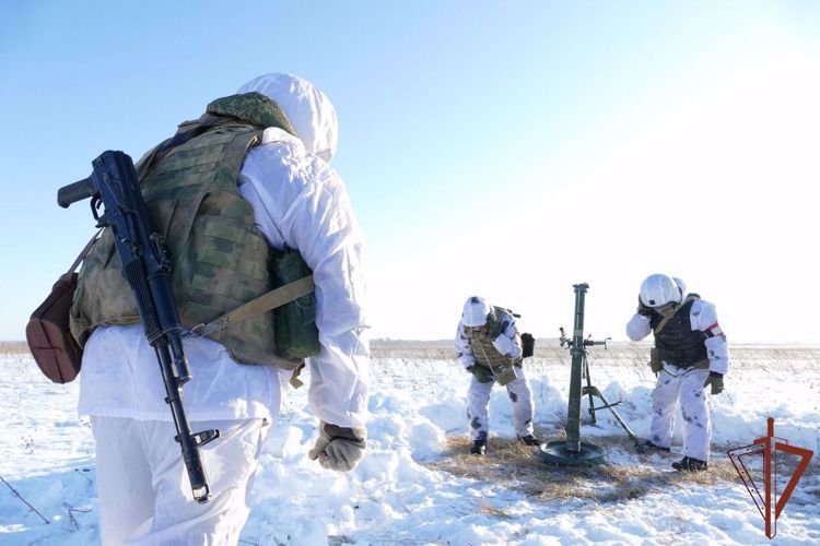 Las fuerzas especiales de Rosguardia llevaron a cabo los ejercicios táctico-especiales en el terreno de pruebas de carros de combate en Kuzbáss