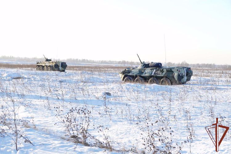 Las fuerzas especiales de Rosguardia llevaron a cabo los ejercicios táctico-especiales en el terreno de pruebas de carros de combate en Kuzbáss