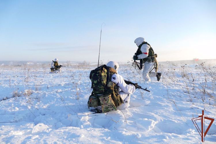 Las fuerzas especiales de Rosguardia llevaron a cabo los ejercicios táctico-especiales en el terreno de pruebas de carros de combate en Kuzbáss