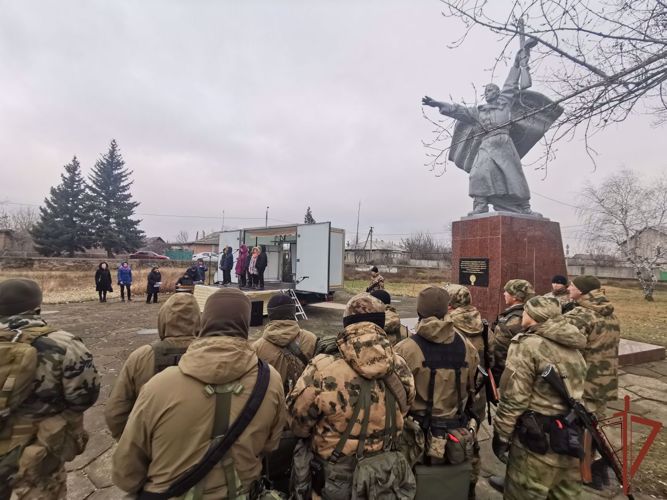 Los militares de Rosguardia honraron la memoria de los héroes de la Gran Guerra Patria en la República Popular de Lugánsk