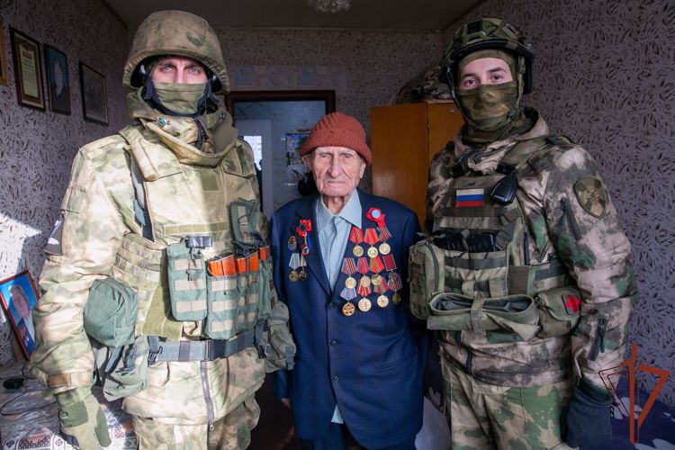 En la provincia de Zaporózhie los militares de Rosguardia felicitaron a los veteranos de la Gran Guerra Patria con el motivo del Año Nuevo