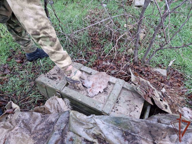 La población civil brinda ayuda a los militares de Rosguardia para prevenir los actos subversivos de las fuerzas armadas ucranianas