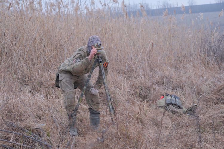 Las fuerzas especiales de Rosguardia derrotan al enemigo en la República Popular de Lugánsk usando el lanzaminas instalado en un vehículo y los drones modernos