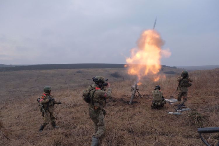 Las fuerzas especiales de Rosguardia derrotan al enemigo en la República Popular de Lugánsk usando el lanzaminas instalado en un vehículo y los drones modernos