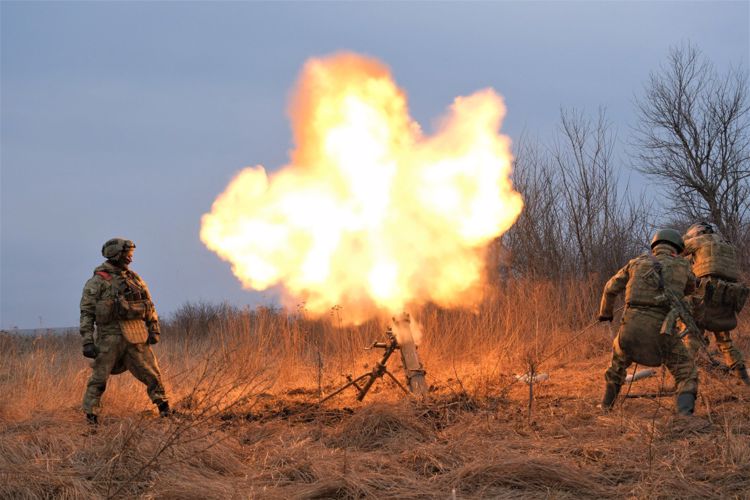 Las fuerzas especiales de Rosguardia derrotan al enemigo en la República Popular de Lugánsk usando el lanzaminas instalado en un vehículo y los drones modernos