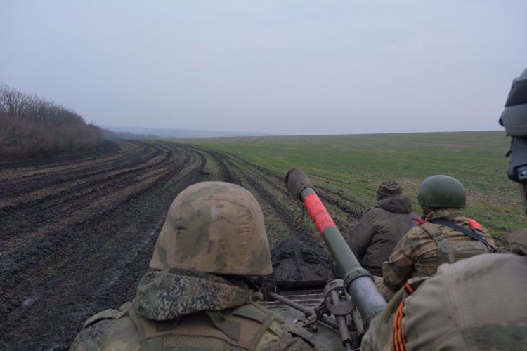 Las fuerzas especiales de Rosguardia derrotan al enemigo en la República Popular de Lugánsk usando el lanzaminas instalado en un vehículo y los drones modernos