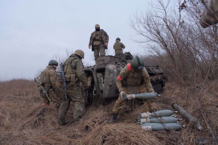 Las fuerzas especiales de Rosguardia derrotan al enemigo en la República Popular de Lugánsk usando el lanzaminas instalado en un vehículo y los drones modernos