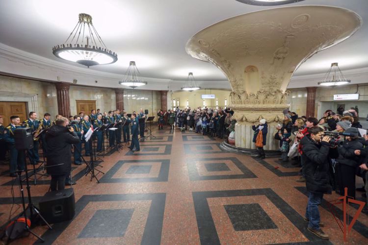En el Día internacional de la Mujer los músicos de Rosguadia dieron un concierto en el metro de Moscú