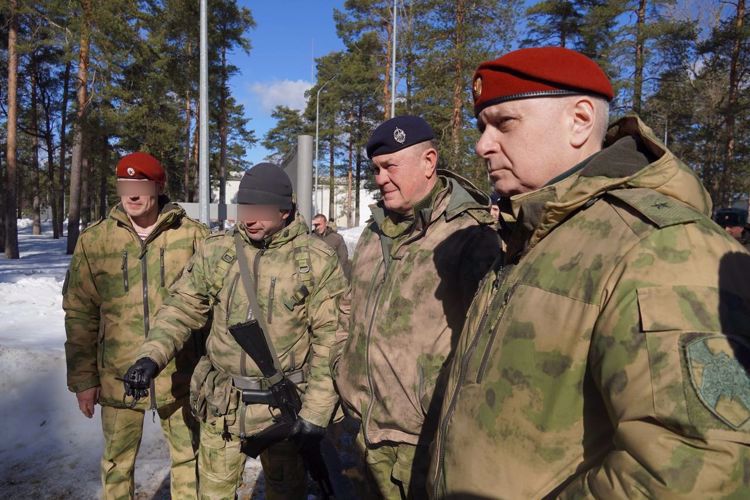 El subdirector de Rosguardia general teniente Vladisláv Ershóv comprobó la implementación de la experiencia de la operación especial militar y la formación de los militares de Rosguardia en la región de Leningrado