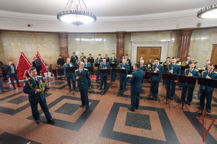 En el Día internacional de la Mujer los músicos de Rosguadia dieron un concierto en el metro de Moscú
