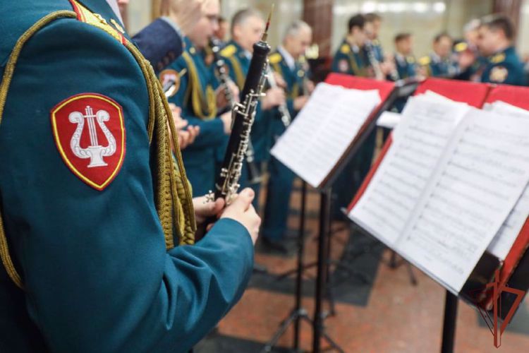 En el Día internacional de la Mujer los músicos de Rosguadia dieron un concierto en el metro de Moscú