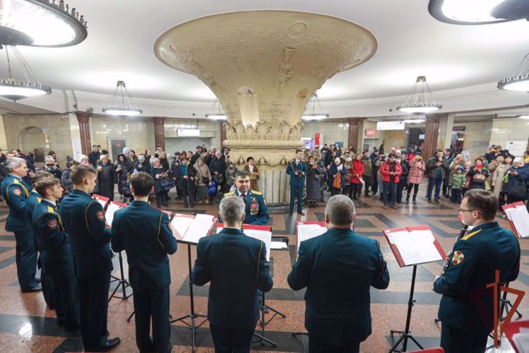 En el Día internacional de la Mujer los músicos de Rosguadia dieron un concierto en el metro de Moscú