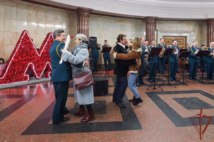 En el Día internacional de la Mujer los músicos de Rosguadia dieron un concierto en el metro de Moscú