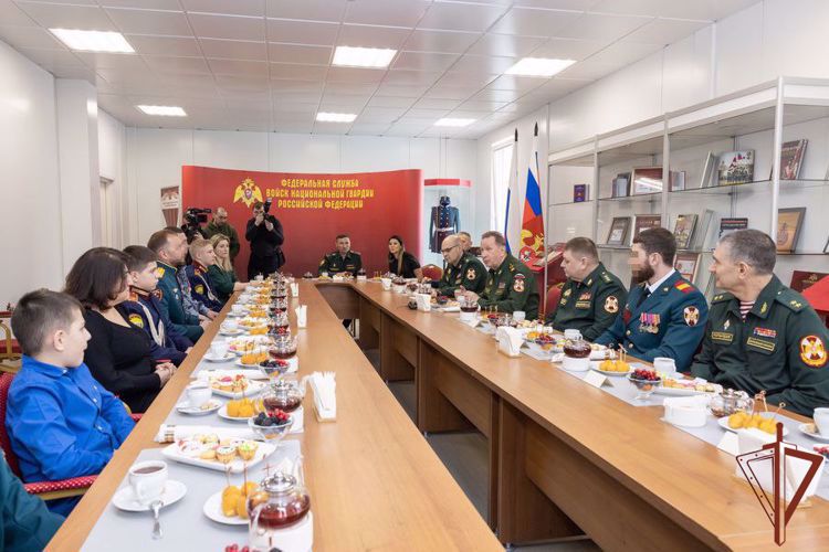 General de ejército Víktor Zólotov se encontró con las dinastías de los militares de Rosguardia en la escuela presidencial de cadetes de M.A. Shólokhov de Moscú