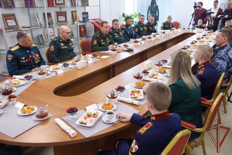 General de ejército Víktor Zólotov se encontró con las dinastías de los militares de Rosguardia en la escuela presidencial de cadetes de M.A. Shólokhov de Moscú