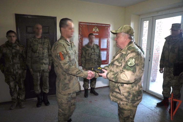 General coronel Víktor Strigunóv examinó la organisación del servicio de las subdivisiones de Rosguardia en la República Popular de Donétsk