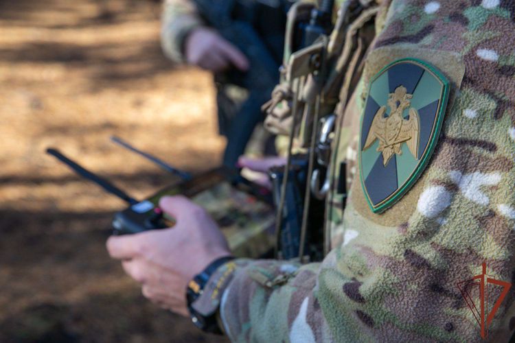 Las fuerzas especiales de Rosguardia derrotan los cañones de artillería enemiga con la ayuda de los vehículos aéreos no tripulados