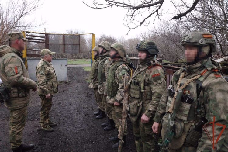 General coronel Víktor Strigunóv examinó la organisación del servicio de las subdivisiones de Rosguardia en la República Popular de Donétsk