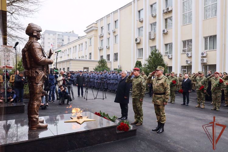General del ejército Víktor Zólotov entregó el órden Zhukov al distrito del sur de las tropas de la guardia nacional de la Federación de Rusia 