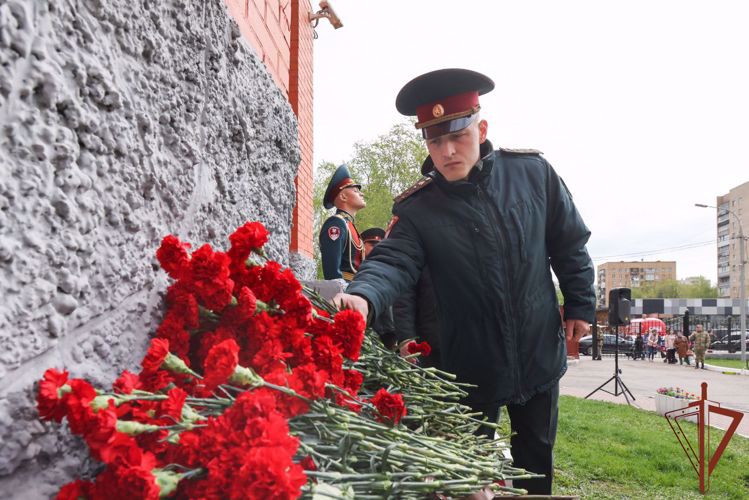 General coronel Víktor Strigunóv inauguró una placa conmemorativa en honor del oficial de un destacamento especial "Vítyaz" perecido al cumplir su deber militar