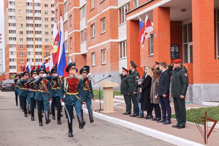 General coronel Víktor Strigunóv inauguró una placa conmemorativa en honor del oficial de un destacamento especial "Vítyaz" perecido al cumplir su deber militar