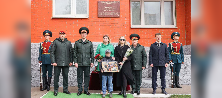 General coronel Víktor Strigunóv inauguró una placa conmemorativa en honor del oficial de un destacamento especial "Vítyaz" perecido al cumplir su deber militar