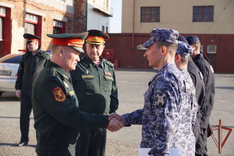 El subdirector de Rosguardia general coronel Alekséi Bezzúbikov efectuó un viaje especial en el distrito del Este de las tropas de la guardia nacional