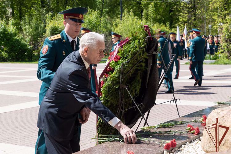 De cara al Día de la Victoria general del ejército Víktor Zólotov felicitó a los veteranos de la Gran Guerra Patria 