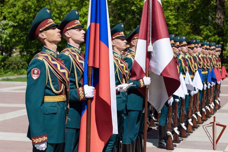 De cara al Día de la Victoria general del ejército Víktor Zólotov felicitó a los veteranos de la Gran Guerra Patria 