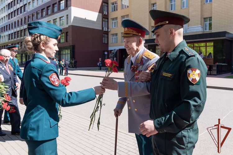 De cara al Día de la Victoria general del ejército Víktor Zólotov felicitó a los veteranos de la Gran Guerra Patria 