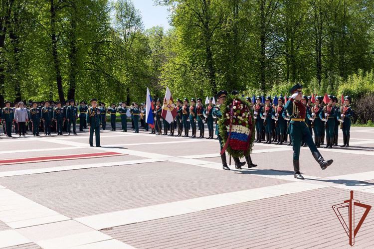 De cara al Día de la Victoria general del ejército Víktor Zólotov felicitó a los veteranos de la Gran Guerra Patria 