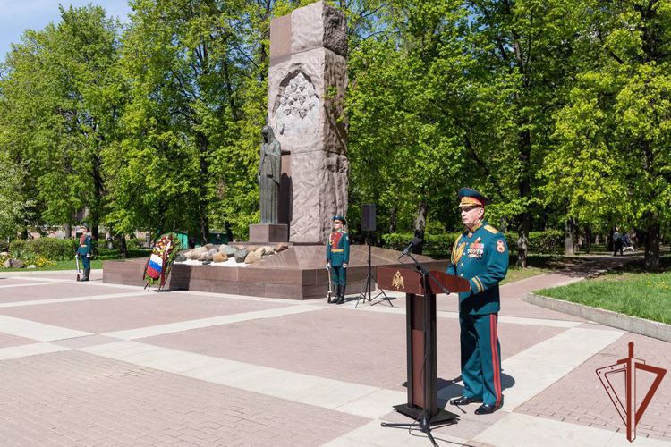 De cara al Día de la Victoria general del ejército Víktor Zólotov felicitó a los veteranos de la Gran Guerra Patria 
