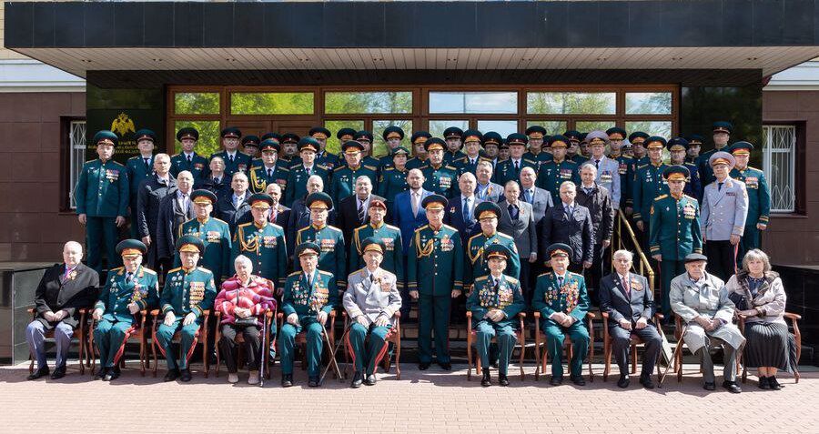 De cara al Día de la Victoria general del ejército Víktor Zólotov felicitó a los veteranos de la Gran Guerra Patria 