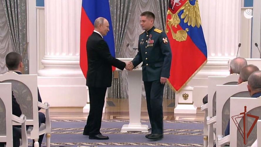 El Presidente de la Federación de Rusia entregó la condecoración estatal a un militar de Rosguardia - participante de una operación especial militar