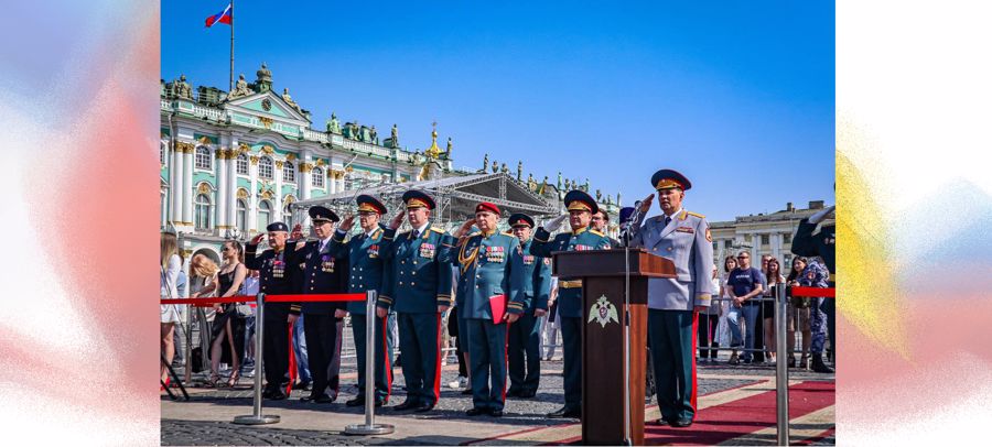 Сoronel general Oleg Plokhoi entregó los diplomas a los licenciados del instituto de las Tropas de Guardia Nacional de San Petersburgo