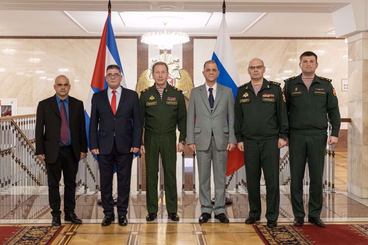 Víktor Zólotov y Lázaro Alberto Alvarez Casas discutieron las cuestiones de la cooperación entre la Rosguardia y el Ministerio del Interior de la República de Cuba
