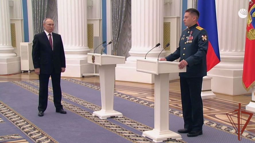 El Presidente de la Federación de Rusia entregó la condecoración estatal a un militar de Rosguardia - participante de una operación especial militar