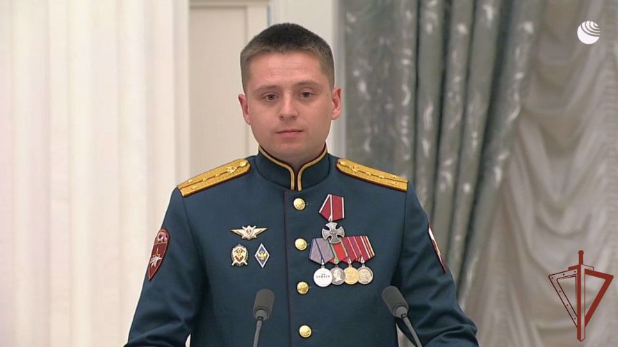 El Presidente de la Federación de Rusia entregó la condecoración estatal a un militar de Rosguardia - participante de una operación especial militar