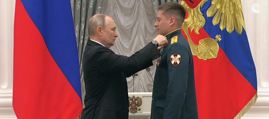 El Presidente de la Federación de Rusia entregó la condecoración estatal a un militar de Rosguardia - participante de una operación especial militar