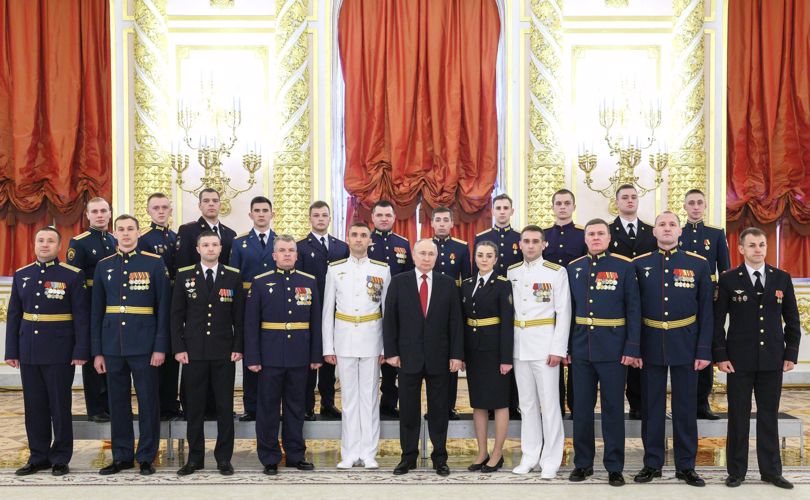 En Kremlin el Presidente de la Federación de Rusia Vladimir Putin felicitó a los licenciados de los institutos militares con el motivo de una reválida exitosa