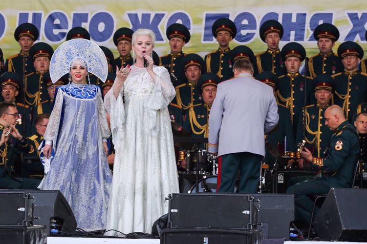 Director de Rosguardia Víktor Zólotov felicitó el Conjunto Académico del canto y baile de las Tropas de la Guardia Nacional de la Federación de Rusia con el aniversario de 50 años