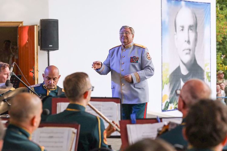 Director de Rosguardia Víktor Zólotov felicitó el Conjunto Académico del canto y baile de las Tropas de la Guardia Nacional de la Federación de Rusia con el aniversario de 50 años
