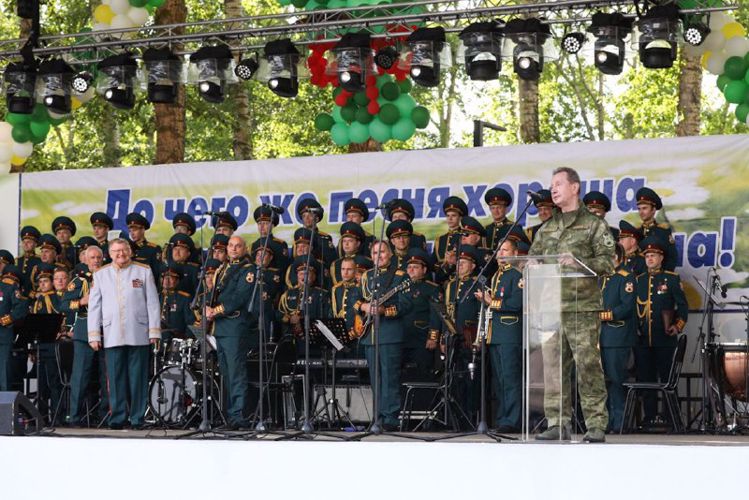 Director de Rosguardia Víktor Zólotov felicitó el Conjunto Académico del canto y baile de las Tropas de la Guardia Nacional de la Federación de Rusia con el aniversario de 50 años