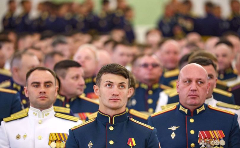 En Kremlin el Presidente de la Federación de Rusia Vladimir Putin felicitó a los licenciados de los institutos militares con el motivo de una reválida exitosa