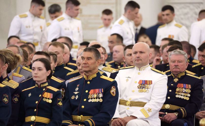 En Kremlin el Presidente de la Federación de Rusia Vladimir Putin felicitó a los licenciados de los institutos militares con el motivo de una reválida exitosa