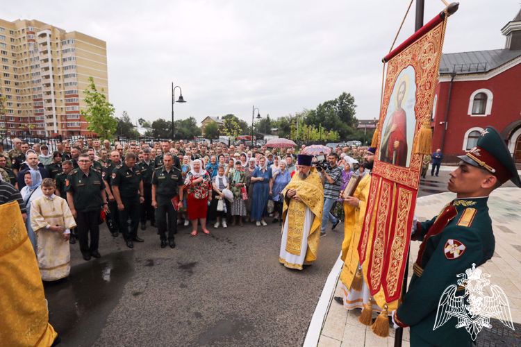 El Día del bautismo de Rusia en el templo principal de Rosguardia fue celebrada una misa solemne