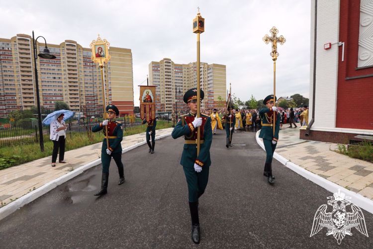 El Día del bautismo de Rusia en el templo principal de Rosguardia fue celebrada una misa solemne