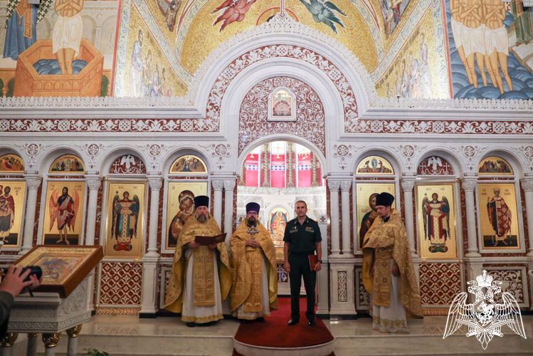 El Día del bautismo de Rusia en el templo principal de Rosguardia fue celebrada una misa solemne