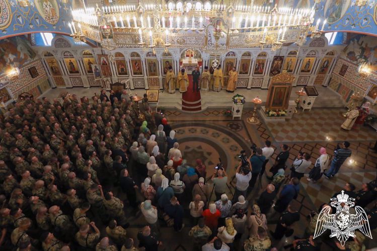 El Día del bautismo de Rusia en el templo principal de Rosguardia fue celebrada una misa solemne